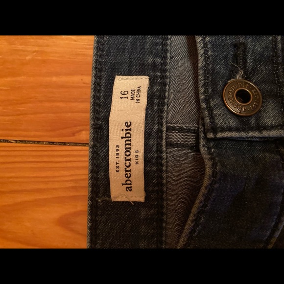 Girls 16 Abercrombie jeans - Picture 2 of 2